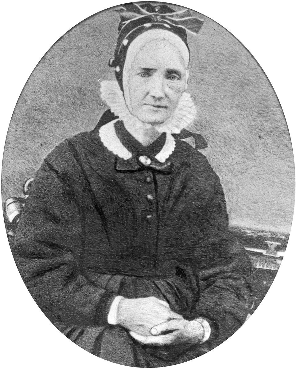 Anno Domkirkeodden, ANDREA OTTESTAD GJERMUNDSDATTER 1820 - 1876, GIFT MED JOHAN OLSEN HVERVEN, HVERVEN GARD, KVINNEKLÆR, HODEPLAGG, HØGLUE MED BAND FESTET RUNDT PULLEN OG KNYTTET I SLØYFE FORAN, SKRUD.
