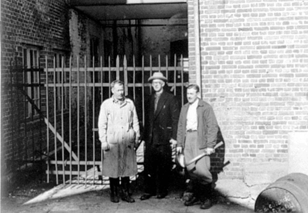 Anno Domkirkeodden, ATLUNGSTAD BRENNERI, BRENNEVINSKONTROLLØRER: BRENNERIMESTER ERIK MARKUS RØHNE (1911-1979), ASSISTENT LOKFØRER KR. ANDERSEN OG SKULERUD?, FORAN SPRITMÅLERBUA