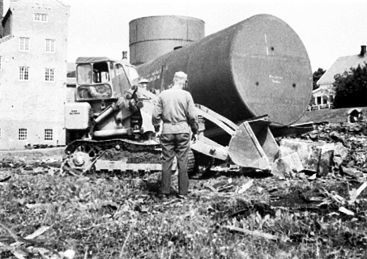 Anno Domkirkeodden, ATLUNGSTAD BRENNERI, RIVING AV DET GAMLE SPRITLAGERET, BULLDOSER RIVER FUNDAMENT