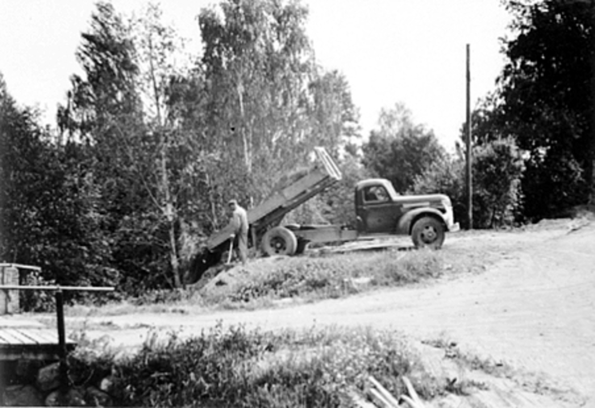 Anno Domkirkeodden, ATLUNGSTAD BRENNERI, UTVIDELSE AV GARDSPLASSEN, BRENNERIETS LASTEBIL SOM KJØRES AV OLAV STRANDSBERG MED FYLLMASSE