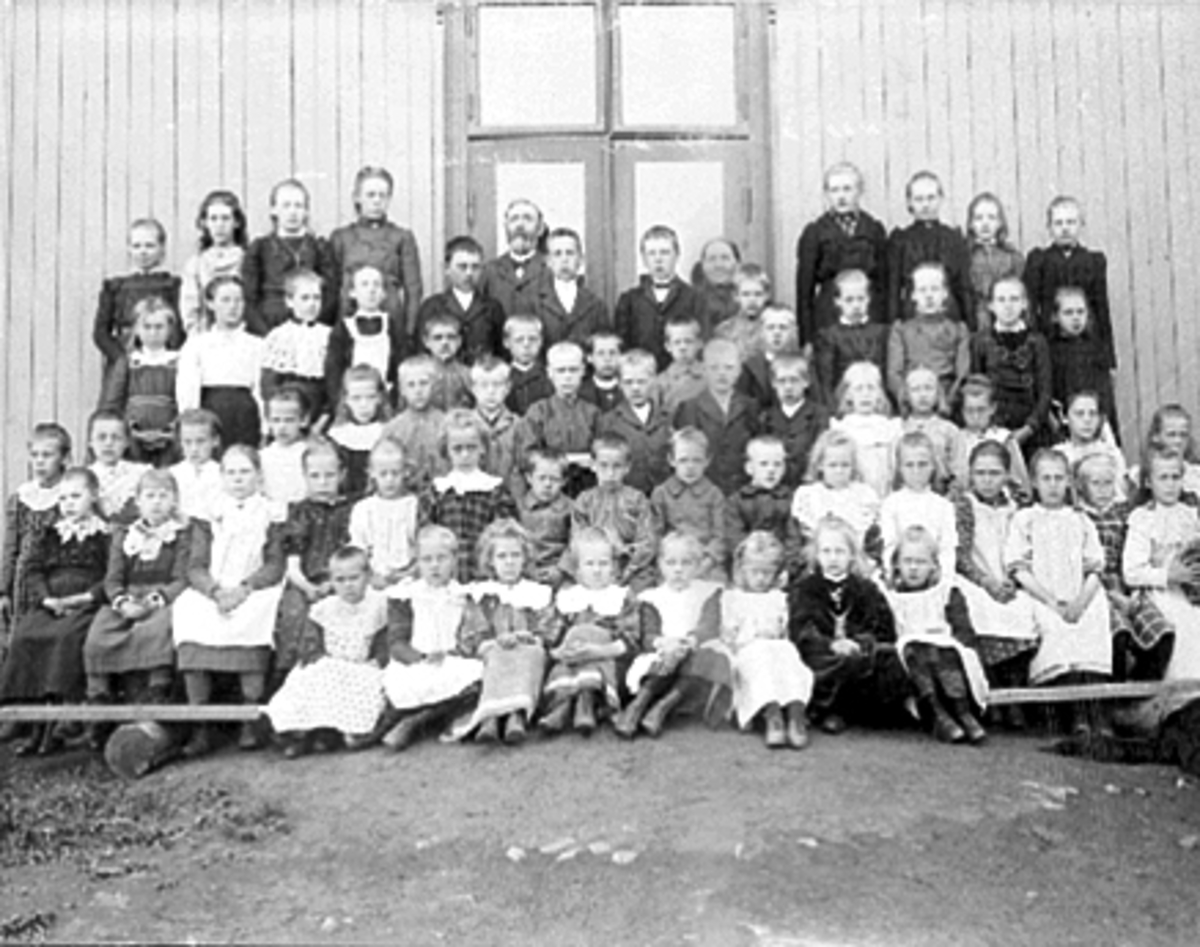 Anno Domkirkeodden, STOR GRUPPE SKOLEELEVER OG LÆRERE VED GODAGER SKOLE, STANGE, I MIDTEN BAK LÆRERPARET: JOHANNES GRANBERG 1840 - 1932 OG FRU KAREN GRANBERG 1842 - 1919