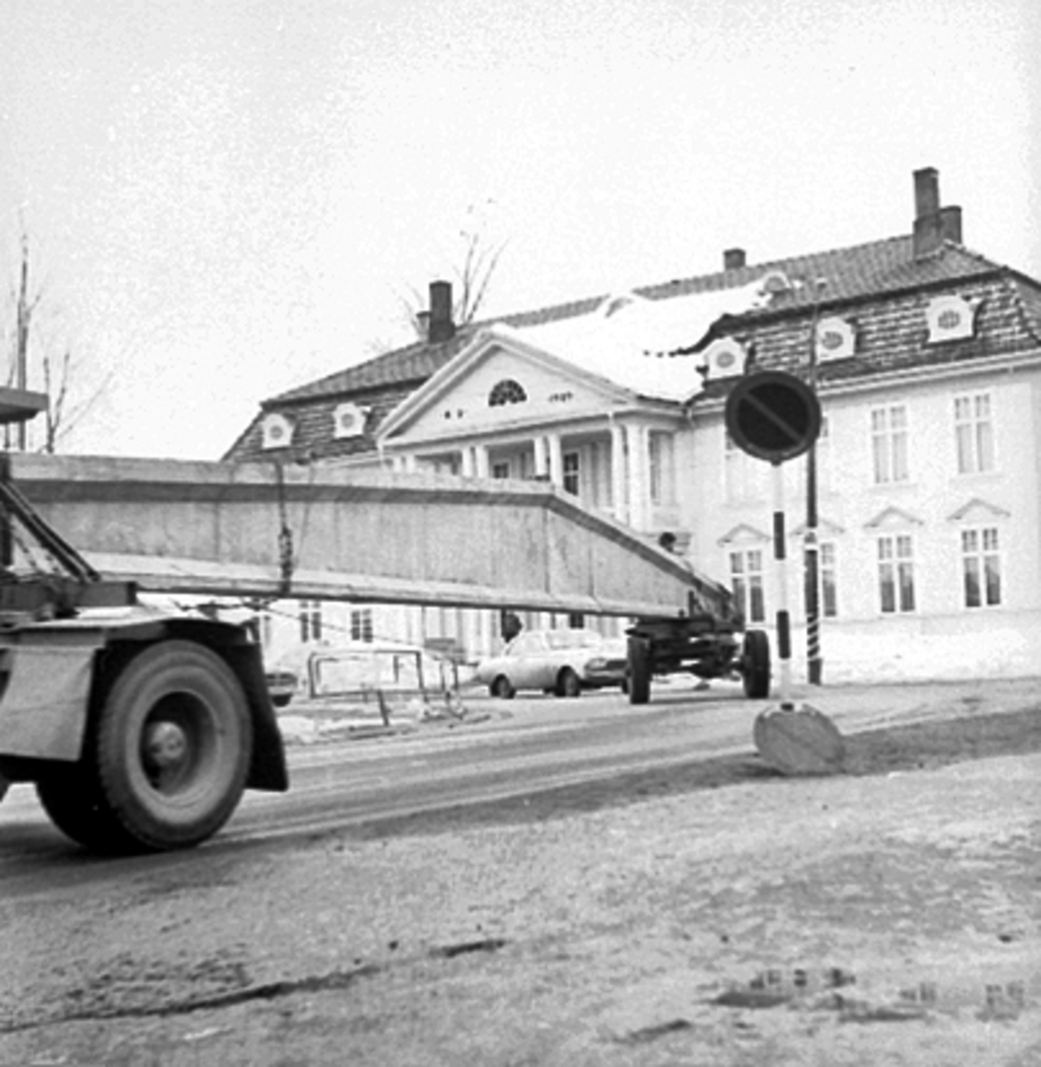 Anno Domkirkeodden, HEDMARK FRØFORRETNING OG BRENNERI A. S, BYGGING AV NYTT LAGER TATT I BRUK 02. 01. 1967, TRANSPORT AV BETONGDRAGERE TIL TAKKONSTRUKSJON, FORAN TINGVOLD