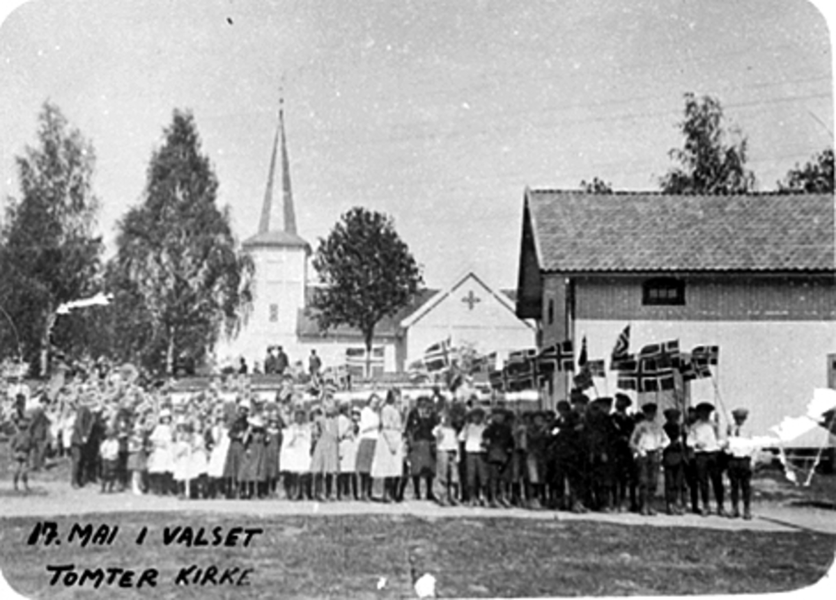 Anno Domkirkeodden, TOMTER KIRKE, VALLSET, 17. MAITOG, SKOLEBARN MED NORSKE FLAGG PÅ KIRKEBAKKEN, TOG TIL TOMTER KIRKE