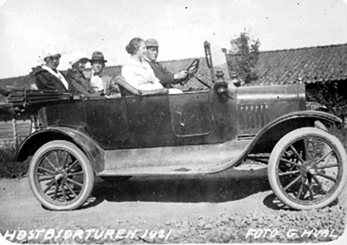 Anno Domkirkeodden, GRUPPE 5 PÅ BILTUR MED ARNE MYGLAND SIN BIL FORD T 1917-19 MODELL, FORAN ARNE OG BORGHILD MYGLAND, 2 UKJENTE OG JOHAN HVAL