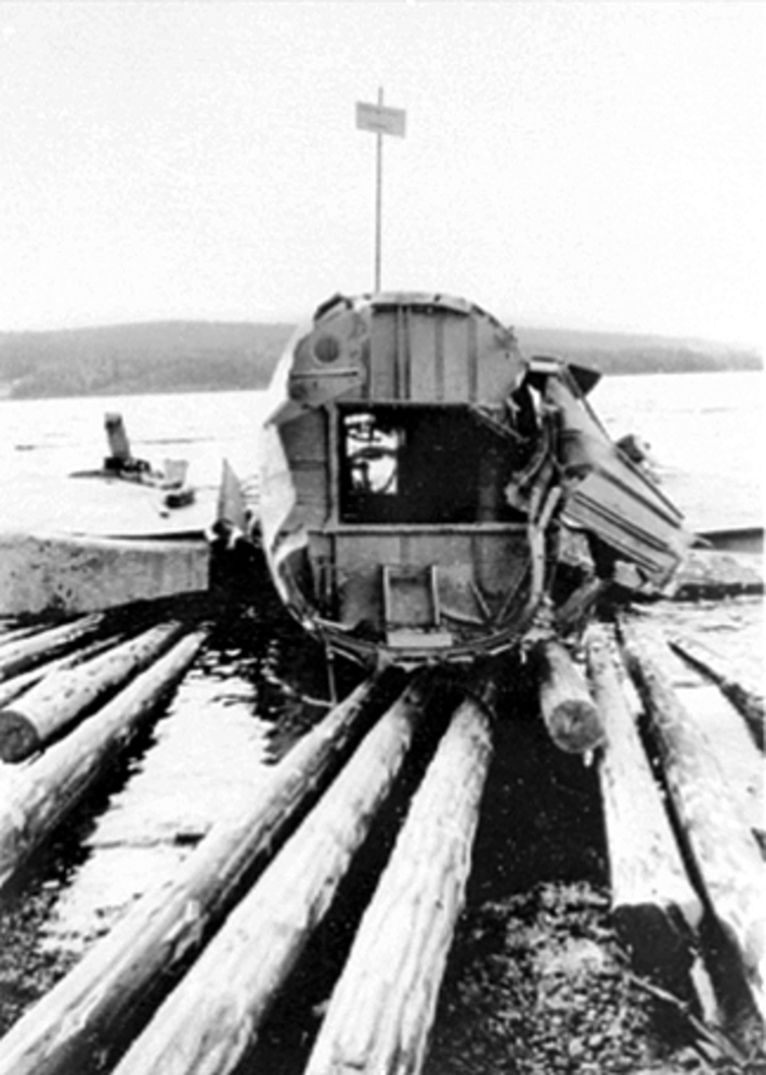 Anno Domkirkeodden, TYSK HEINKELL 111, BOMBEFLY FRA KRIGEN, NØDLANDET PÅ MJØSISEN PÅ TANGEN, DRATT PÅ LAND I 1948