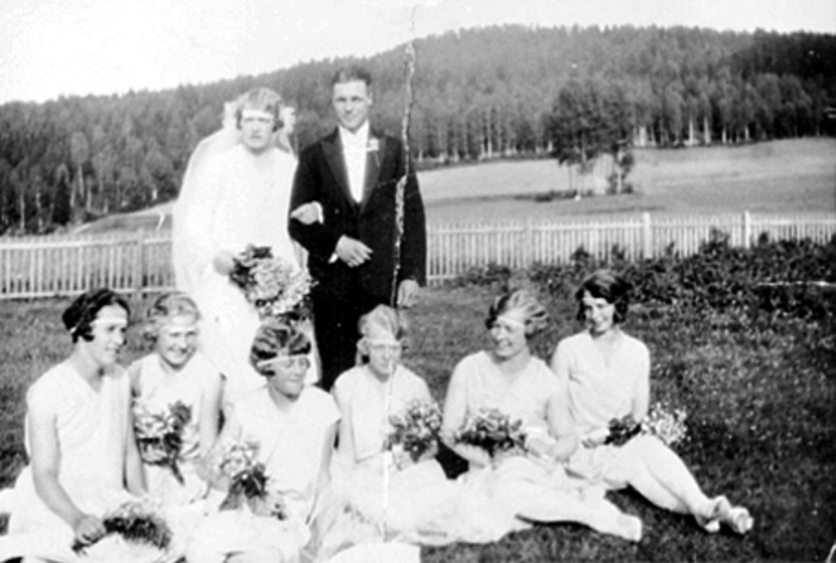 Anno Domkirkeodden, BRYLLUP, BRUD: OLINE FOSS, BRUDEPIKER FRA VENSTRE: OLAUG BJØRNSTAD, ASLAUG STØEN, ELLEY BERG, BORGHILD FOSS, SIGNE JEVANORD OG MALLY BRATLIEN