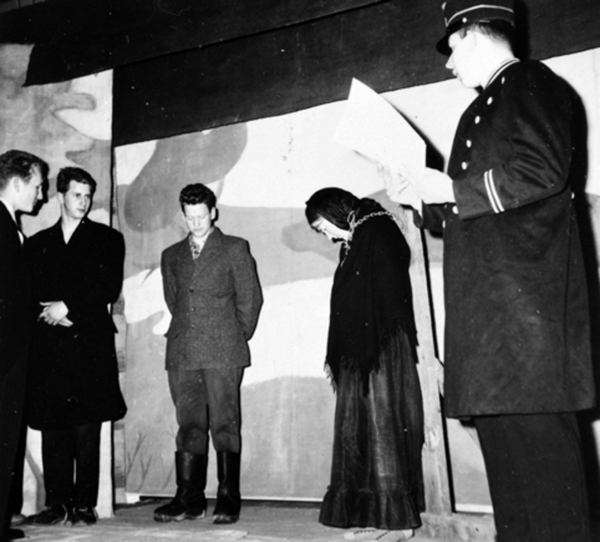 Anno Domkirkeodden, STANGE SKOLE, TEATER, SKUESPILLET " STANGE- DITT NAVN STÅR I SAGAEN SKREVET" FRA VENSTRE CHRISTEN ALHAUG, TOR ARNE MOLSTAD, TORGEIR BØRRESEN I "GAPESTOKKEN" REIDUN GILLUND OG LENSMANNSDRENGEN NILS GEORG GILLUND, EN SCENE FRA "KIRKEBAKKEN"