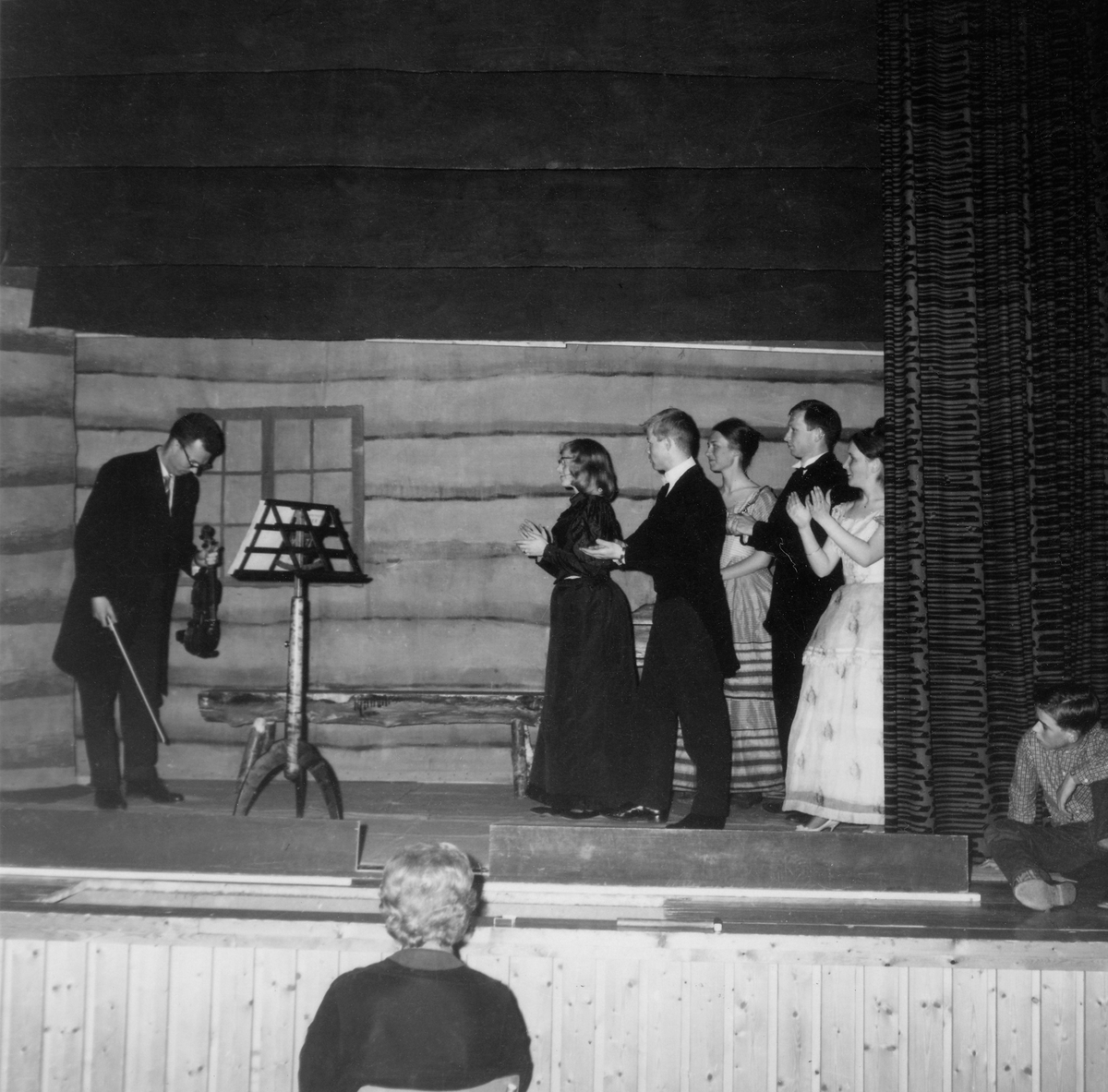 Anno Domkirkeodden, STANGE BYGEUNGDOMSLAG, TEATERSTYKKET " STANGE - DITT NAVN STÅR I SAGAEN SKREVET, FRA SCENE 14, ANDERS SØRENSEN BESØKER STANGE, F. V. OLE HELLUM, ALIS LUND, JOHN HELLUM, SEDSEL ALHAUG, HARALD EKERN OG ODDRUN HJERMSTAD. SE ÅRBOKA " GAMMALT FRA STANGE OG ROMEDAL"2004 SIDE 79
