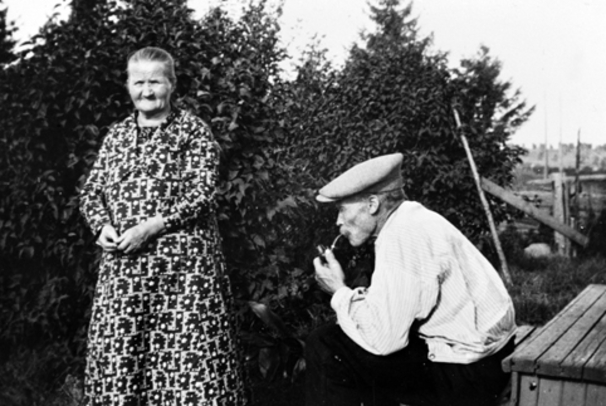 Anno Domkirkeodden, OLE NILSEN F. 18/2-1875 OG BERTHE MARIE NILSEN F. 1/1-1881. BILDET ER TATT PÅ LØVÅS I STANGE. DE BODDE I KOLOSTUA. PIPERØYKER,