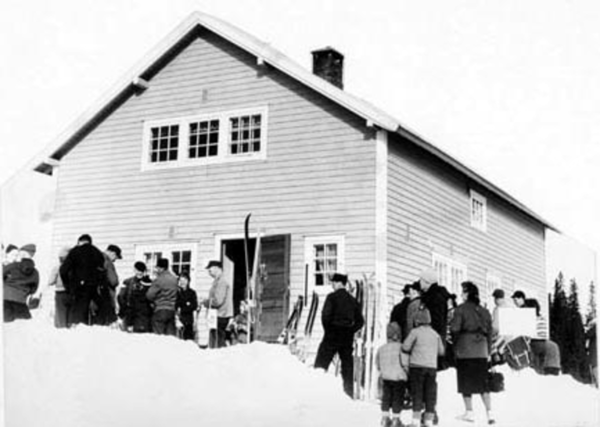 Anno Domkirkeodden, SORTEN. ROMEDA. L FOLK UTENFOR. SKI. VINTER.