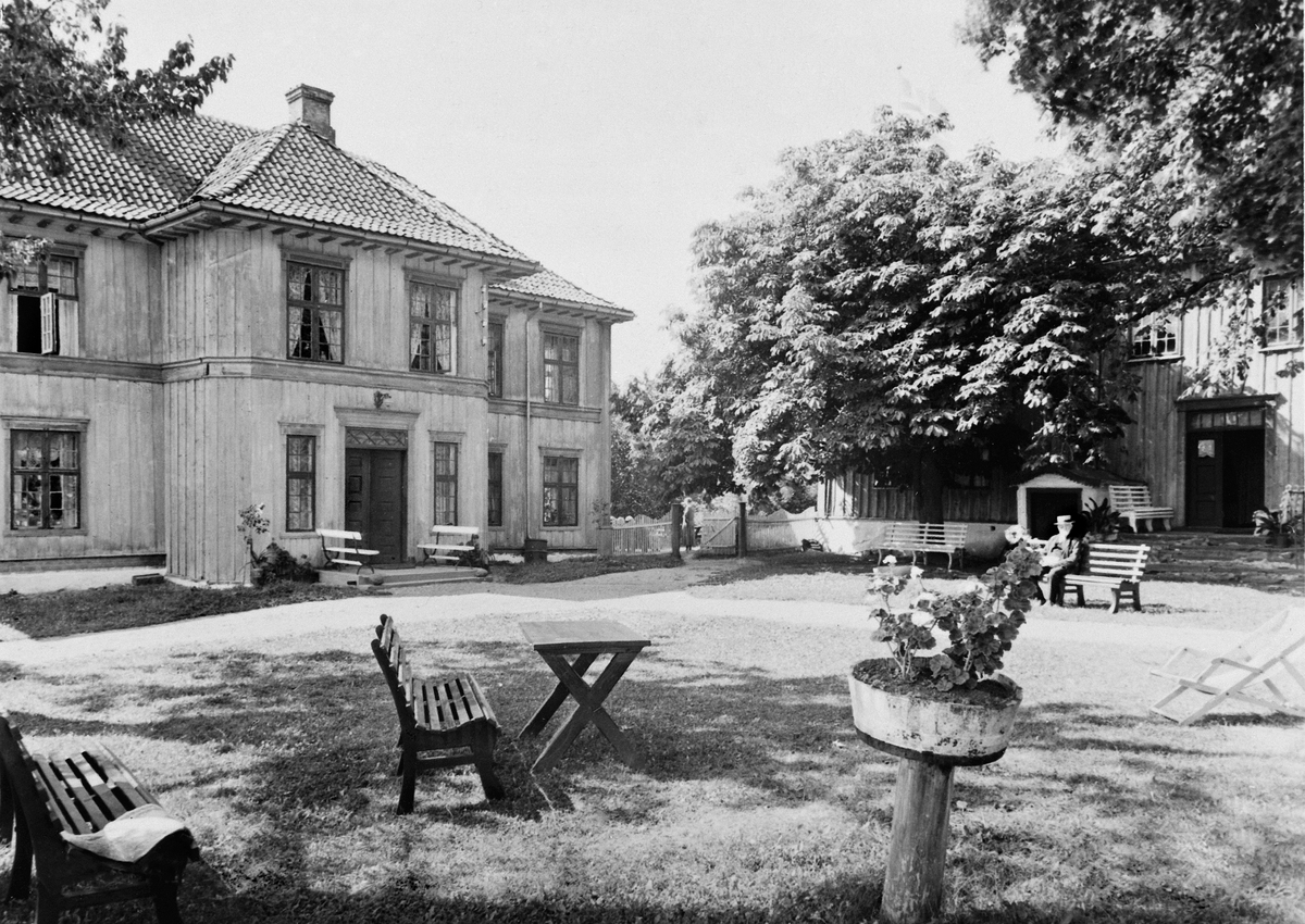 Anno Domkirkeodden, REKSTAD GARD. GARDSTUN MED HAGEBENKER. SE STANGE HISTORIELAGS ÅRBOK"GAMMALT FRA STANGE OG ROMEDAL 2009" S. 158.