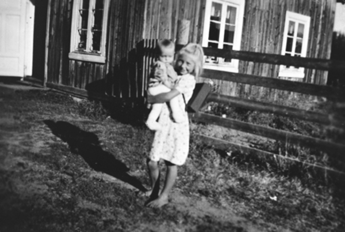 Anno Domkirkeodden, THEA MARIT FAGERHAUG MED RAGNHILD OPTJERNSBERGET PÅ ARMEN, BARN, STARSVEEN, STANGE, 1947.