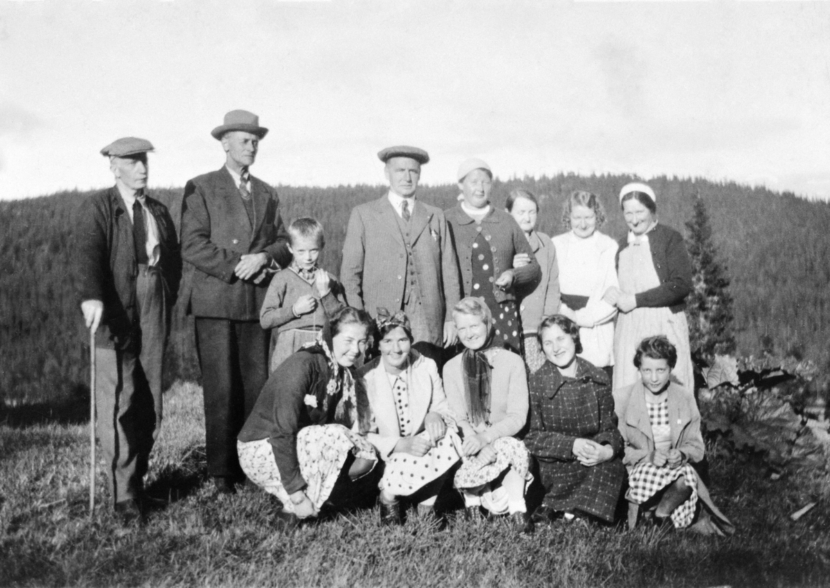 Anno Domkirkeodden, GRUPPE13 UKJENTE PÅ BERGSJØVANGEN, KJENTE PERSONER PEDER OG HELGA JOHANSEN FRA HØISTAD MED SØNNEN PEDER JOHANSEN, DAGNY ØSTLI, HELENE OPPEGAARD, OG NILSEN PÅ RÅVANGBAKKEN, UKJENT PLASSERING PÅ BILDET