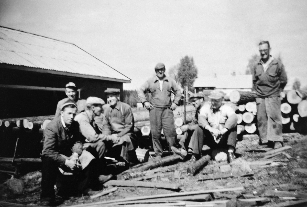 Anno Domkirkeodden, MANNSKAP PÅ HÅGENRUD SAG. FRA VENSTRE ARVID JENSEN, AKSEL DYBDAL, JON HÅGENRUD, EVEN SVENES, LEIF FRYDENLUND, MARTIN KASPERSEN( SITTENDE BAK), SVERRE BJØRNDALEN OG ARVE SVENES