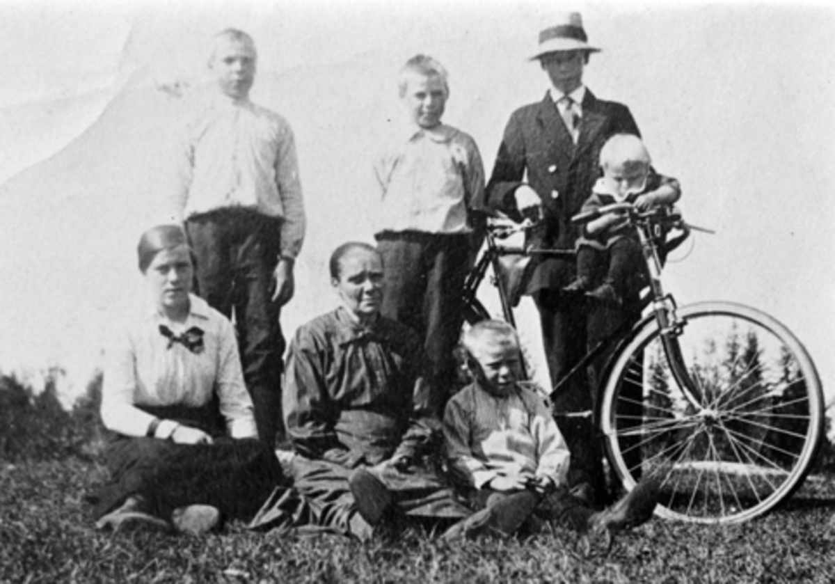 Anno Domkirkeodden, FORAN F. V. KAREN LØKEN, EMILIE OG HARALD AASTUEN, BAK F. V. EVEN, JOHAN, MARTIN M/SYKKEL OG PÅ SYKKELEN SITTER ANDERS AASTUEN