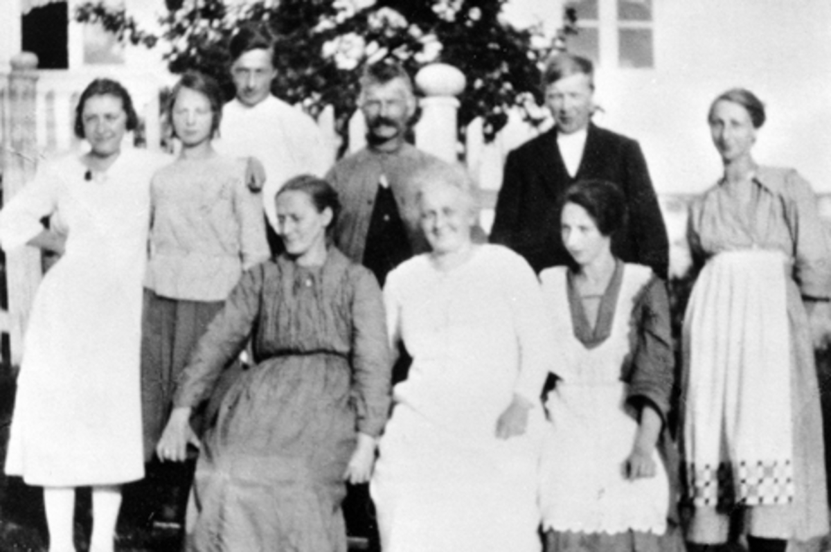 Anno Domkirkeodden, BRATLIEN, ROMEDAL, FAMILIEGRUPPE. FORAN F. V. MARTHEA MAARTINIUSDATTER BRATLIEN, UKJENT, ELI MARGRETHE DIDRIKSDATTER BRATLIEN. 2. REKKE F. V. UKJENT, MALLY DAGMAR DIDRIKSDATTER BRATLIEN, MARTINIUS DIDRIKSEN BRATLIEN, DIDRIK HENRIKSEN BRATLIEN, ENOK HÅGENSEN, SINA DIDRIKSDATTER BRATLIEN. CA. 1920.