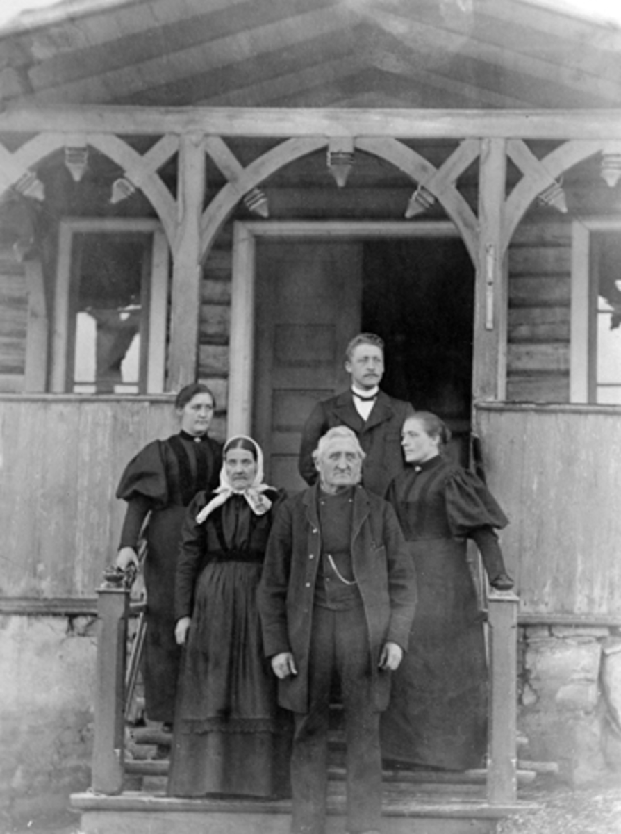 Anno Domkirkeodden, FAMILIEGRUPPE STENBERG GARD, ROMEDAL. FORAN F. V. ELI OLSDTR. DAHL OG EVEN NILSEN STENBERG MED BARNA F. V. GURI, NILS OG MARTHE STENBERG.