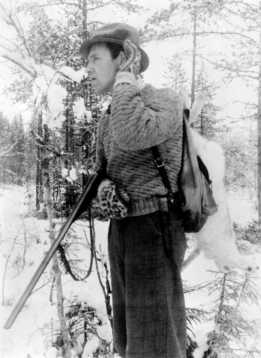Anno Domkirkeodden, OLA LIEN LYTTER ETTER HARELOS, HAREJAKT, STANGE ALMENNING, GEVÆR, RYGGSEKK, HARE