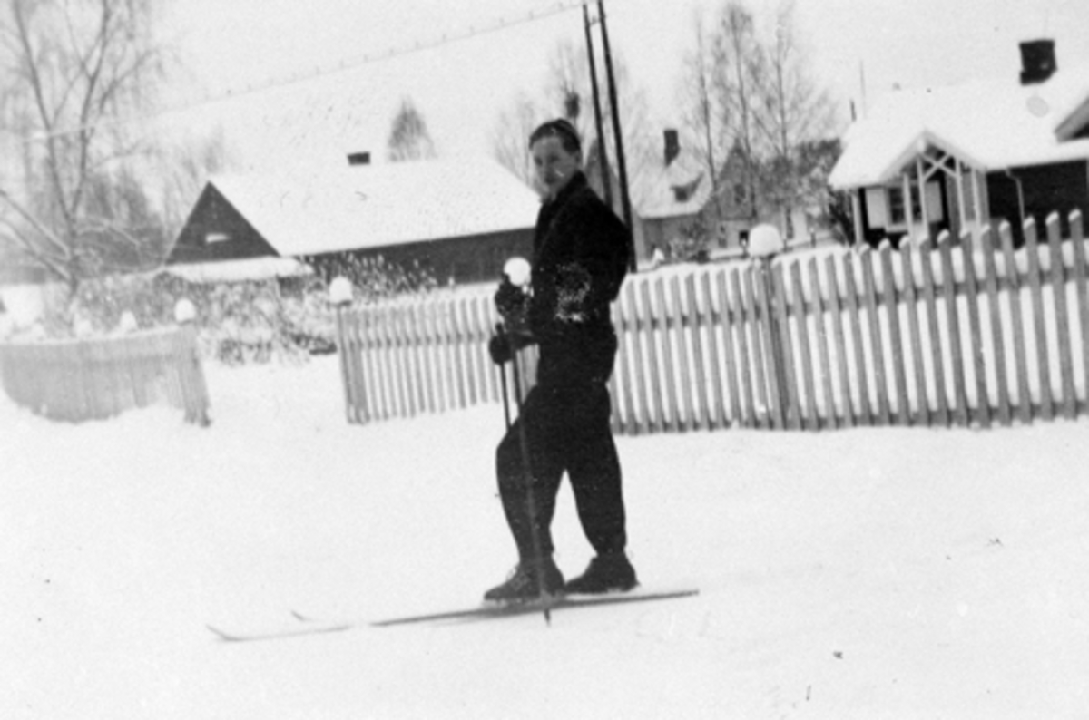 Anno Domkirkeodden, BJØRN ELIASSEN GÅR PÅSKI VED SMEDAL PÅ ILSENG 1953,