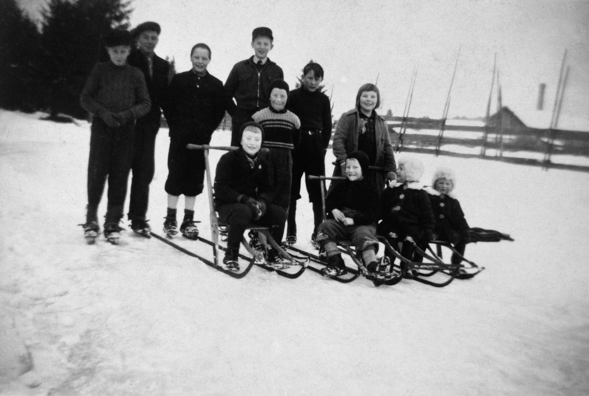 Anno Domkirkeodden, LAGERÅEN, ILSENG, SPARKTUR PÅ ISEN, SITTENDE FORAN F. V. BJØRN ELIASSEN, ARNE MADSEN, TVILLINGENE BJØRG OG RANDI MADSEN, STÅENDE BAK F. V ODD ELIASSEN, SVERRE KJERNLI, OLE OLSEN HOLTET, JOHN ELIASSEN, BJØRN BEKKELUND, 1946-1947