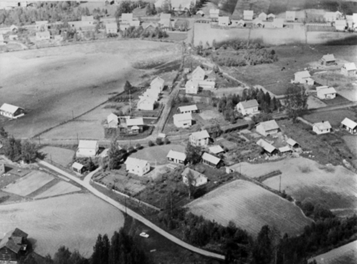 Anno Domkirkeodden, ILSENG, FLYFOTO, VEGEN NED MOT SKOGSTAD I FORGRUNNEN, GRØNVOLDEN NEDERST TIL VENSTRE
