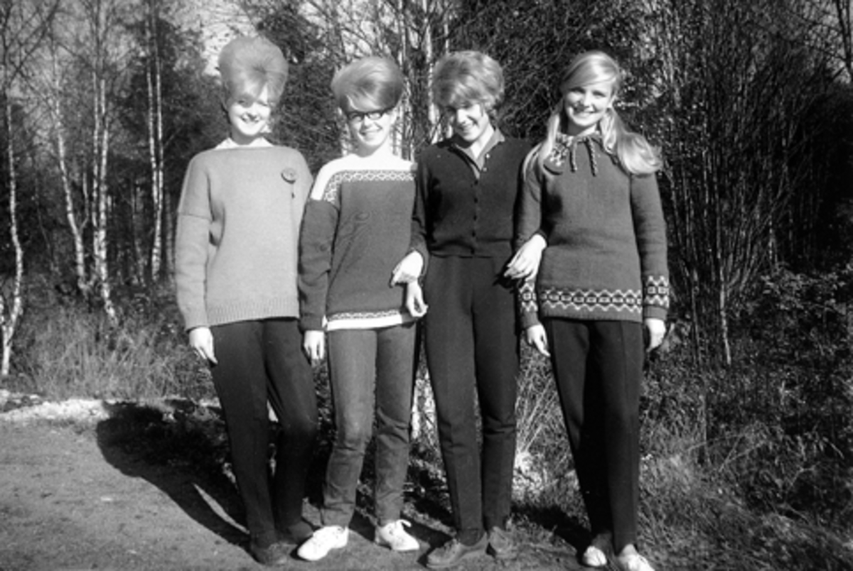 Anno Domkirkeodden, TORHILD, ÅRRID, ANNE UKJENT ETTERNAVN OG EVA ØSTERHAGEN. KLESDRAKTER, HÅRFRISYRE 1960-TALLET