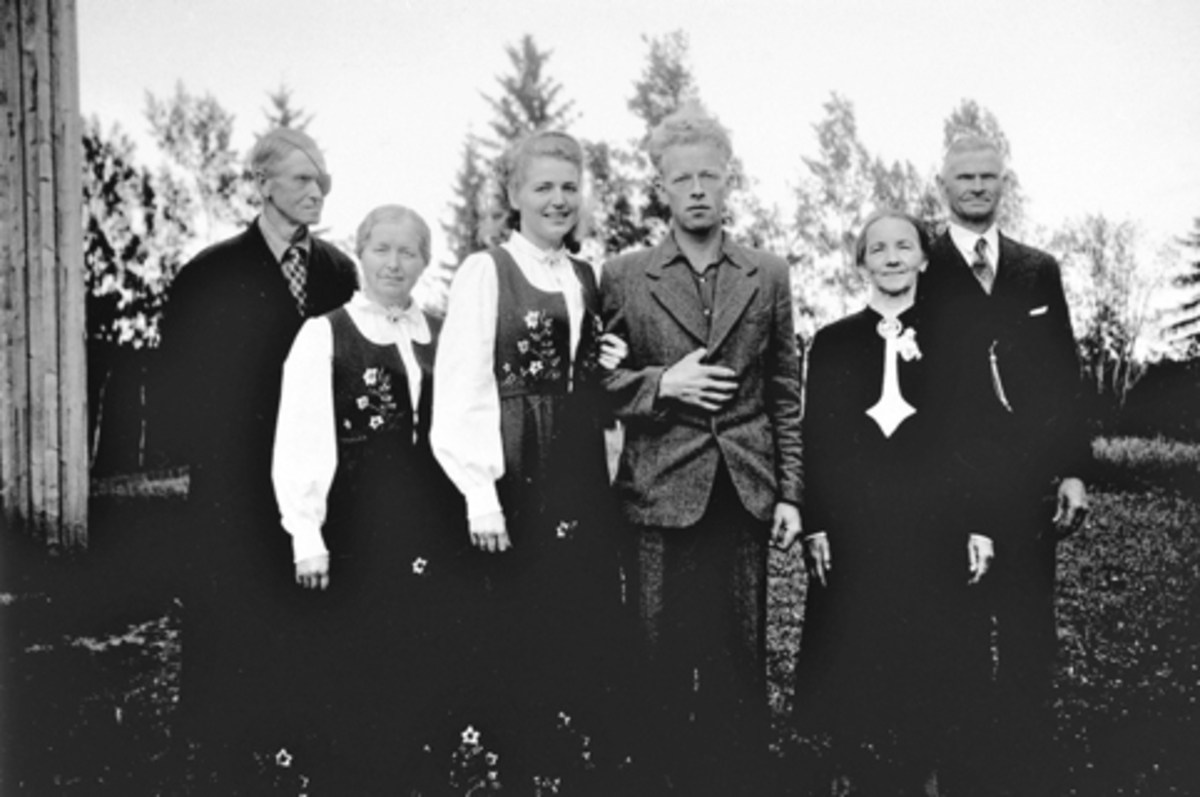 Anno Domkirkeodden, F. V. GUDMUND OG ALIDA FINNANGER, ÅSE OG TORE ØSTERHAGEN, MATHEA OG HANS GUDBRANDSEN, 1948. BRYLLUPSBILDE.