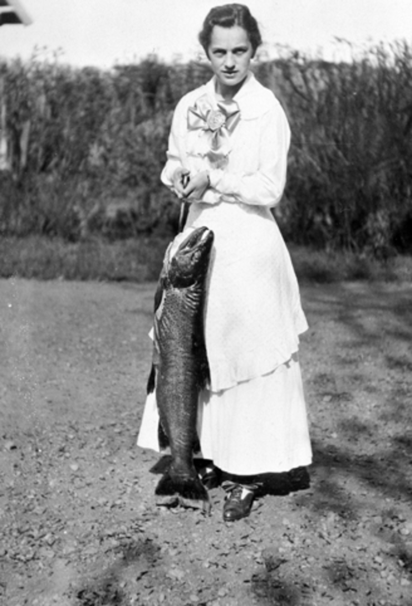 Anno Domkirkeodden, INGRID HOUGSRUD MED MJØSØRRET PÅ 8, 5 KG. MJØSFISKE