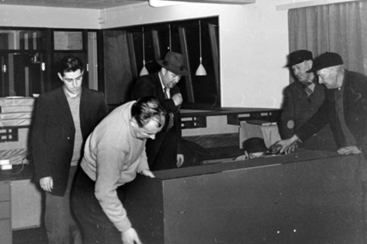 Anno Domkirkeodden, STANGE SPAREBANK, BANKEN FLYTTER TIL NYE LOKALER I TORGTUN 11. 12. 1957. F. V. MORTEN LALUM, HELGE GODAGER, HANS UST, ASBJØRN P. HAGEN, OG NIKOLAI ENGER.