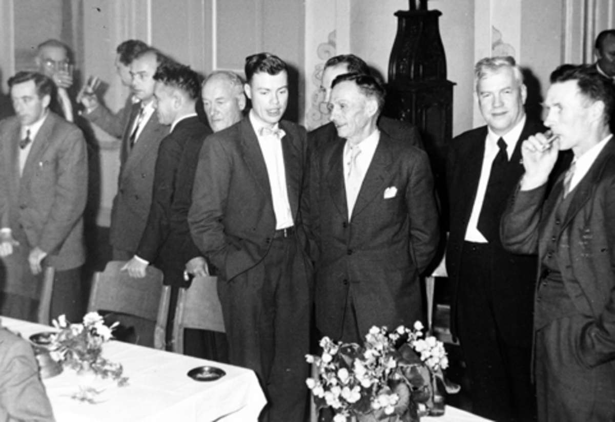 Anno Domkirkeodden, STANGE SPAREBANK, FRA ÅPNINGSFESTEN 12. 12. 1957. F. V. JENS NYBRUKET, GUNNAR BAHUS, EDVIN HELSETH, CARL FRYDEDAHL, JENS E. HOLM, KNUT GJESTVANG, KR. D. SKOVEN, LARS BRYHNI, UKJENT