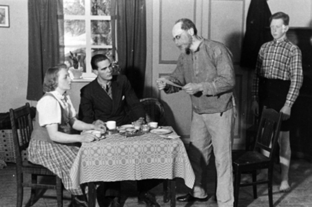 Anno Domkirkeodden, SANDERUD SYKEHUS, SKUESPILL, TEATER, "TOBAKK UTEN KJÆRLIGHET" 4 UKJENTE SKUESPILLERE, F. v: Åse Stenhaug, Hans Rogstad, Johan Linløkken, Arnold Stårvik