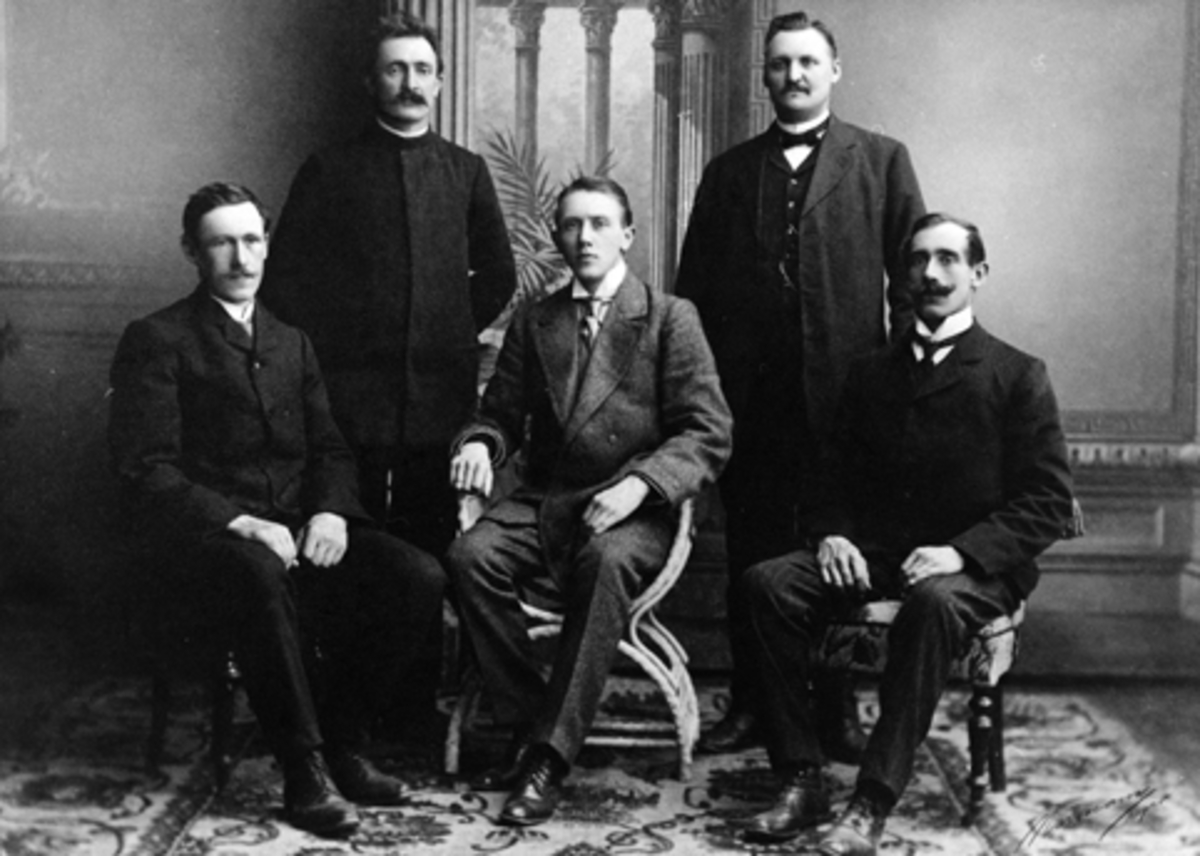 Anno Domkirkeodden, ATLUNGSTAD BRENNERI, GRUPPE 5 MENN, DIREKSJONEN 1917?. Mannen på 1. rekke lengst til høyre er Karl K. Lund. (Han var destillatør og bodde på brenneriet med hustru Berthe og sønn Georg Kristoffer. )