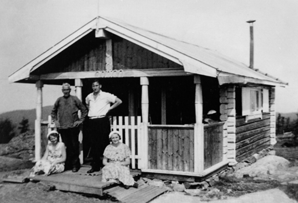Anno Domkirkeodden, BRANNVAKTHYTTA VED KNUKTÅRNET, NR. 2 F. V. FREDRIK KJERNLI, BRANNVAKT 1925-1940 SAMMEN MED UKJENTE GJESTER.