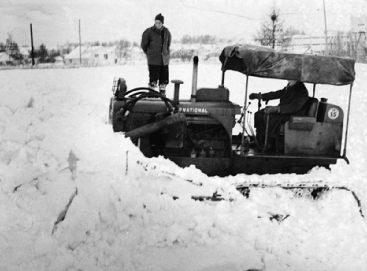 Anno Domkirkeodden, SNØRYDDING, ARNE DANIEL BRODSHAUG KJØRER BULLDOSER, INTERNATIONAL, 1955-1960