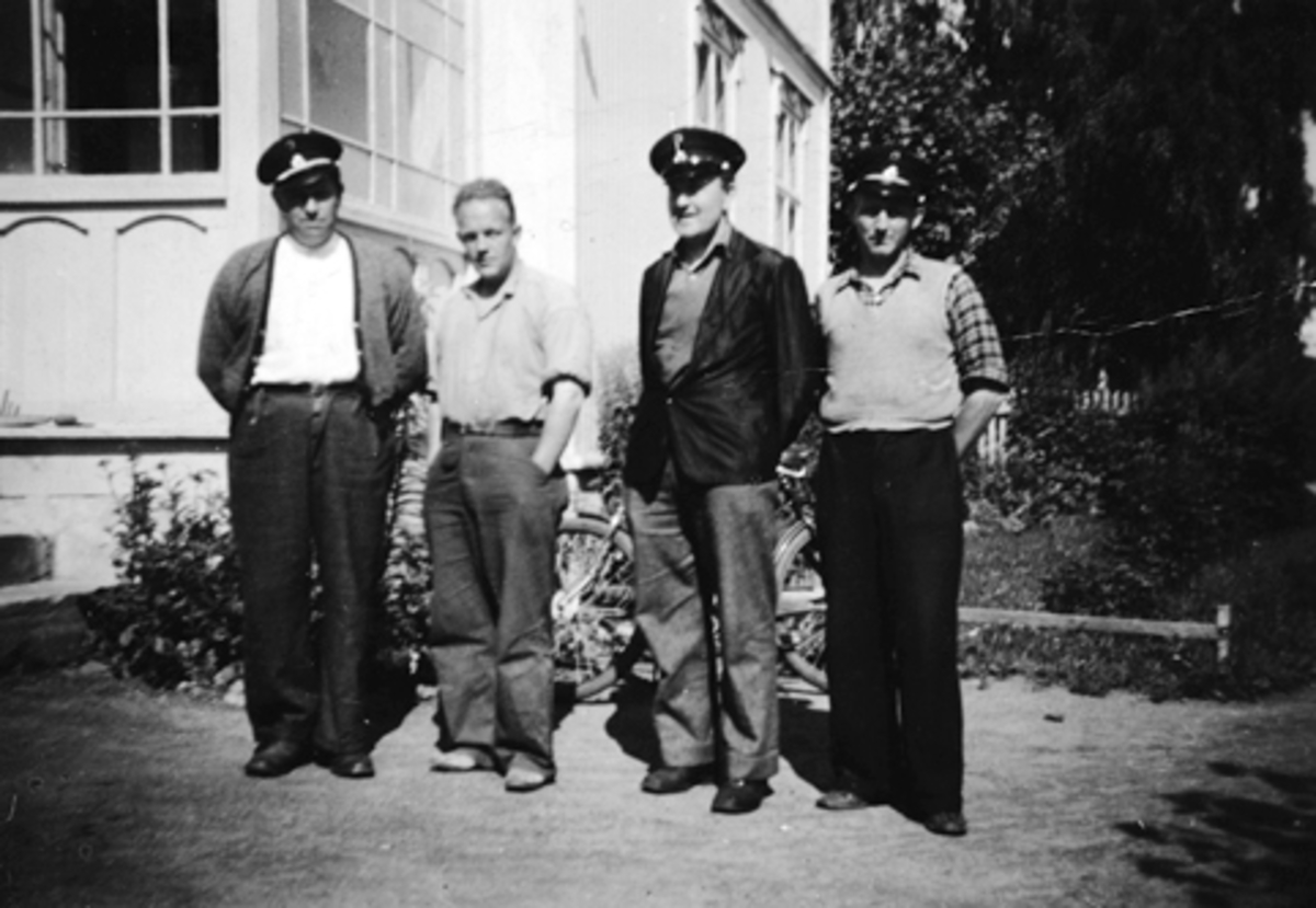 Anno Domkirkeodden, F. V. REIDAR AASEN, GUNNAR VEEN, LODVAR PEDERSEN OG OTTO OPAAS. FØR 1950. BILDET ER TATT UTENFOR STANGE ELEKTRISKE DER DET VAR POSTHUS.