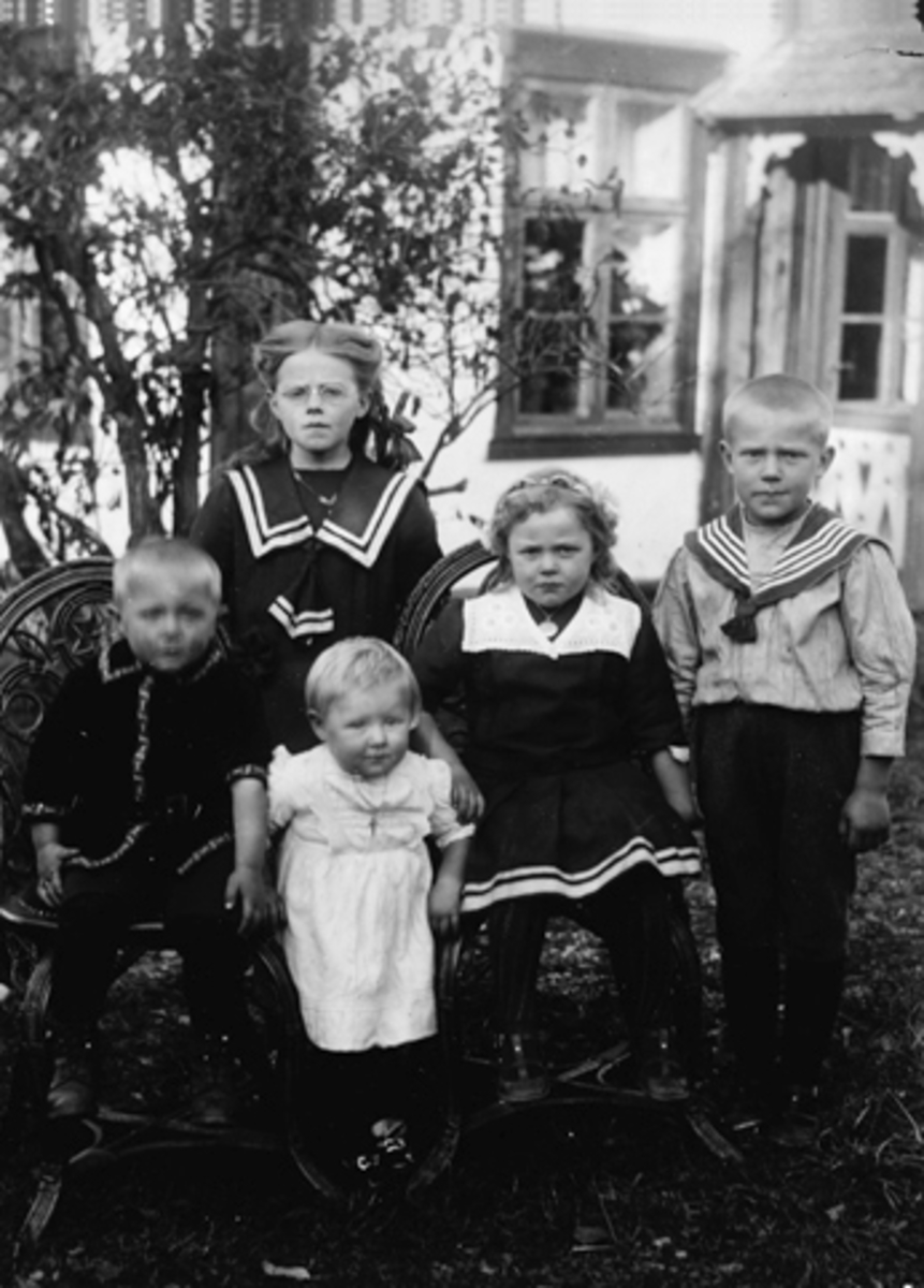 Anno Domkirkeodden, RAA NORDRE, GRUPPE 5 BARN. F. V. PER, BERTHA (BAK) - HADDE PARKGATENS DELIKATESSEFORRETNING I HAMAR, BERGLJOT, AGNES OG OLE NØKLEBY. , 1915.