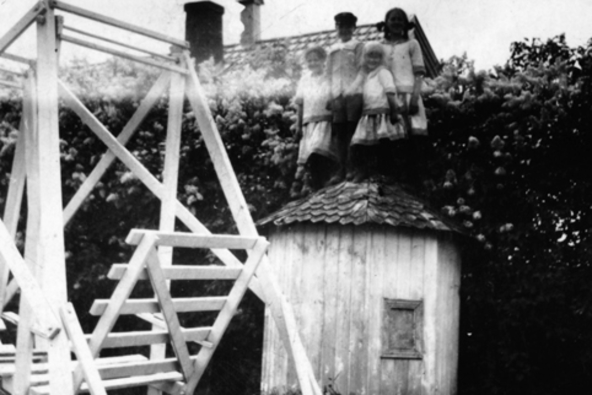 Anno Domkirkeodden, RAA NORDRE, HAGEHUSKE OG DUESLAG. F. V. AGNES NØKLEBY G. FUGLESTAD, ÅGOT F. NØKLEBY G. HAFSAHL, DAGNY NORDBY, TOROLF SOLBERG. DET VAR BIRGER HEMSTAD SOM SNEKRET DUEHUSET. CA. 1920.