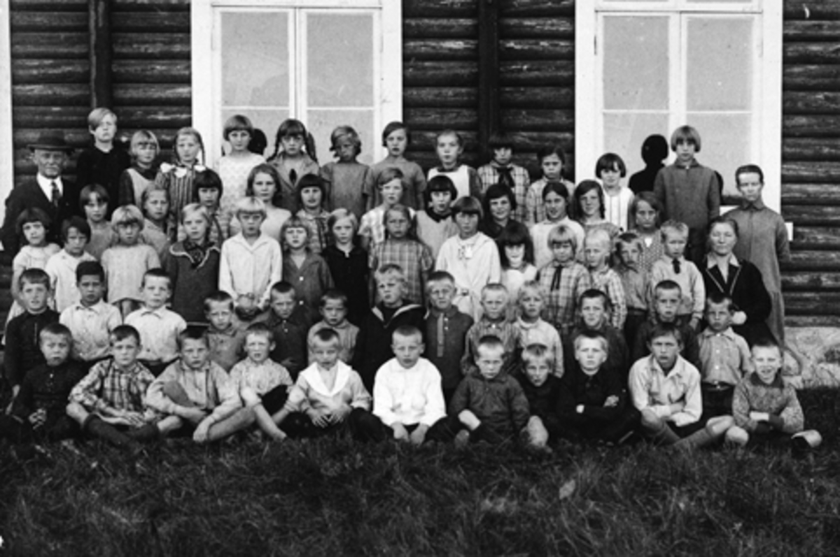 Anno Domkirkeodden, STANGE SKOLE, GRUPPE ELEVER CA. 1930. 1 REKKE NR. 1 ODDVAR JOHANSEN, 5 LARS HAGEN?, 10. ROLF WEEN. 2. REKKE EGIL MICELSON, 2. SIGURD HAGEN 3. STENDAHL, 6. TORBJØRN HAGEN 3. REKKE 1. NELLY SØRENSEN, 2. OLINE HAGEN, 3 JOHANSEN? 5. LILLEMOR BROVOLD, 7. INGRID STABELL, 9. JORUN HAGEN, 14. LORENTZ ENGER…