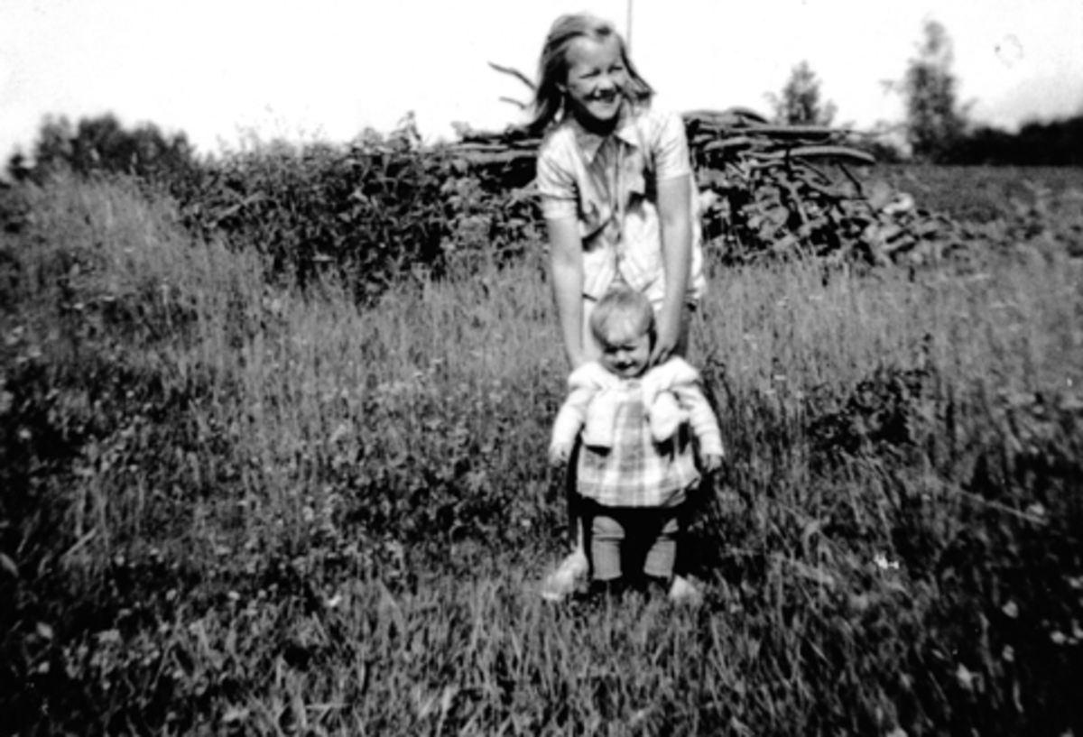 Anno Domkirkeodden, ÅSE BJØRNSTAD F. 1939 OG RAGNHILD BJØRNSTAD F. 1949, SOMMEREN 1951.