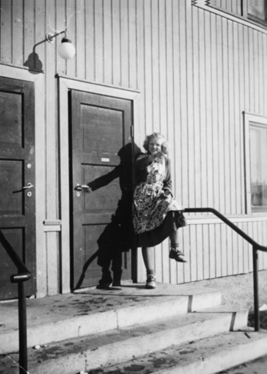 Anno Domkirkeodden, LIV NYBAKK PÅ TRAPPA TIL SKREDDERVERKSTED TIL JOHN FARSTAD I STANGE. HUN JOBBET SOM HUSHJELP HOS FAMILIEN FARSTAD PÅ NERBY I STANGE. CA. 1950.