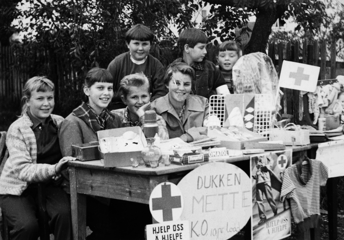 Anno Domkirkeodden, RØDE KORS BASAR VED INNGANGEN TIL YDARLI. FORAN F. V. ANNE KARI FARSTAD, RØNNAUG HUSE, BJØRN FÆSTAD, RØNNAUG UST. BAK F. V. BARBRO UST, KJERSTIN HUSE OG KARI WESTAD, 1957-1958.