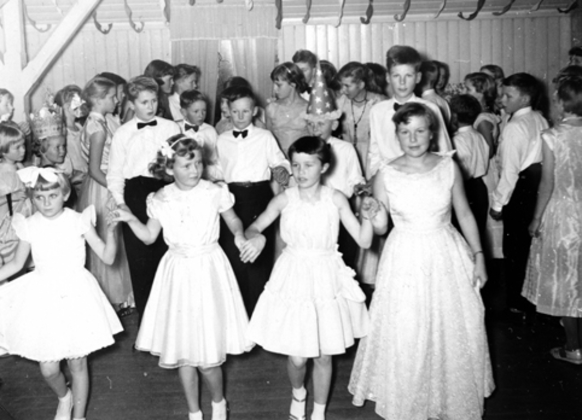 Anno Domkirkeodden, BALL PÅ SPANGBERG, STANGE. CA. 1958. 1. REKKE F. V. KARI ØVERGAARD, GERD ANDERSEN, UKJENT, OG ANNE KARI FARSTAD. I GUTTEREKKA BAK F. V. BJØRN FJÆSTAD, EVEN MIKAELSEN, ANTON STADSHAUG, TOROLF ØVERGAARD (MED HATT) OG KRISTOFFER JAR HANSEN.