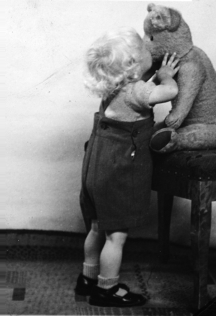 Anno Domkirkeodden, MORTEN JOHNSEN KYSSER BAMSEN, TEDDYBJØRN, CA. 1943.