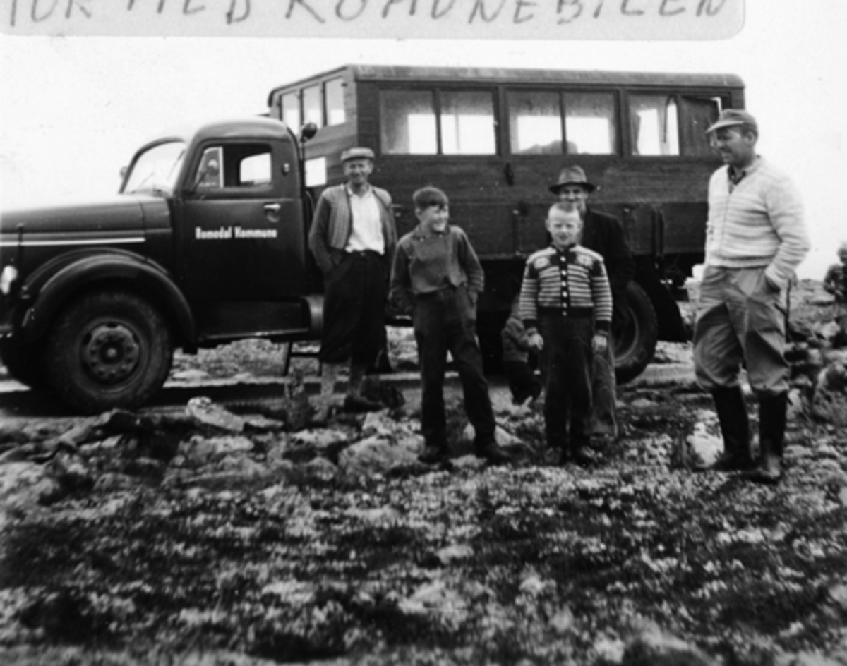 Anno Domkirkeodden, LASTEBIL FRA ROMEDAL KOMMUNE MED HYTTE, BUSSHUS, PASSASJERHUS. VEGVOKTERE PÅ TUR. MED KOMMUNEBILEN. CA. 1955. F. V. NR. 2. JAN ERIK BJØRSETH, YTTERST TIL HØYRE MAGNE BJØRSETER.