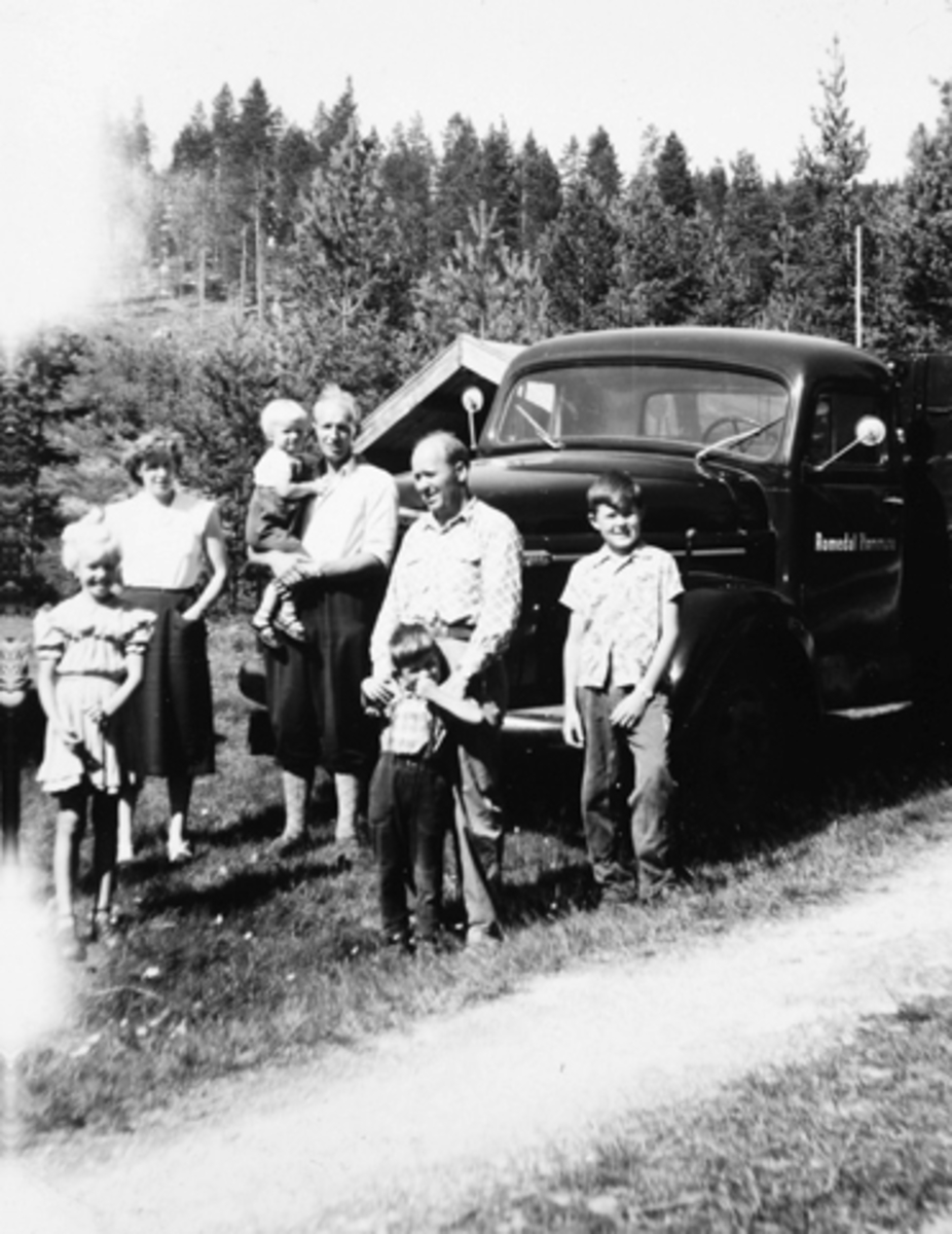 Anno Domkirkeodden, FAMILIEN BJØRSETH OG FAMILIEN NORDAL PÅ FERIETUR MED KOMMUNEBILEN FRA ROMEDAL KOMMUNE. F. V. SOLVEIG NORDAL, FRU NORDAL, SVERRE NORDAL MED BJØRN NORDAL PÅ ARMEN, MAGNE BJØRSETH, KJELL BJØRSETH OG JAN ERIK BJØRSETH, CA. 1955.