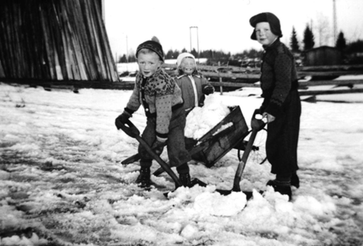 Anno Domkirkeodden, BARN LEKER I SNØEN, PAUL HEGGELUND, ANNE MARIE HEGGELUND OG BJØRN BLACHEK, SPADER, VOGN. CA. 1940.