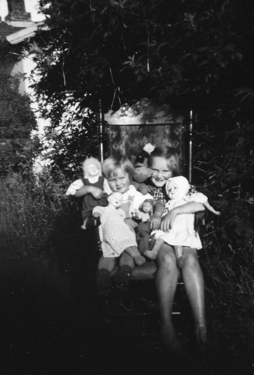 Anno Domkirkeodden, INGER OG RAGNHILD HEGGELUND LEKER MED DUKKER, BARNELEKER. CA. 1953.