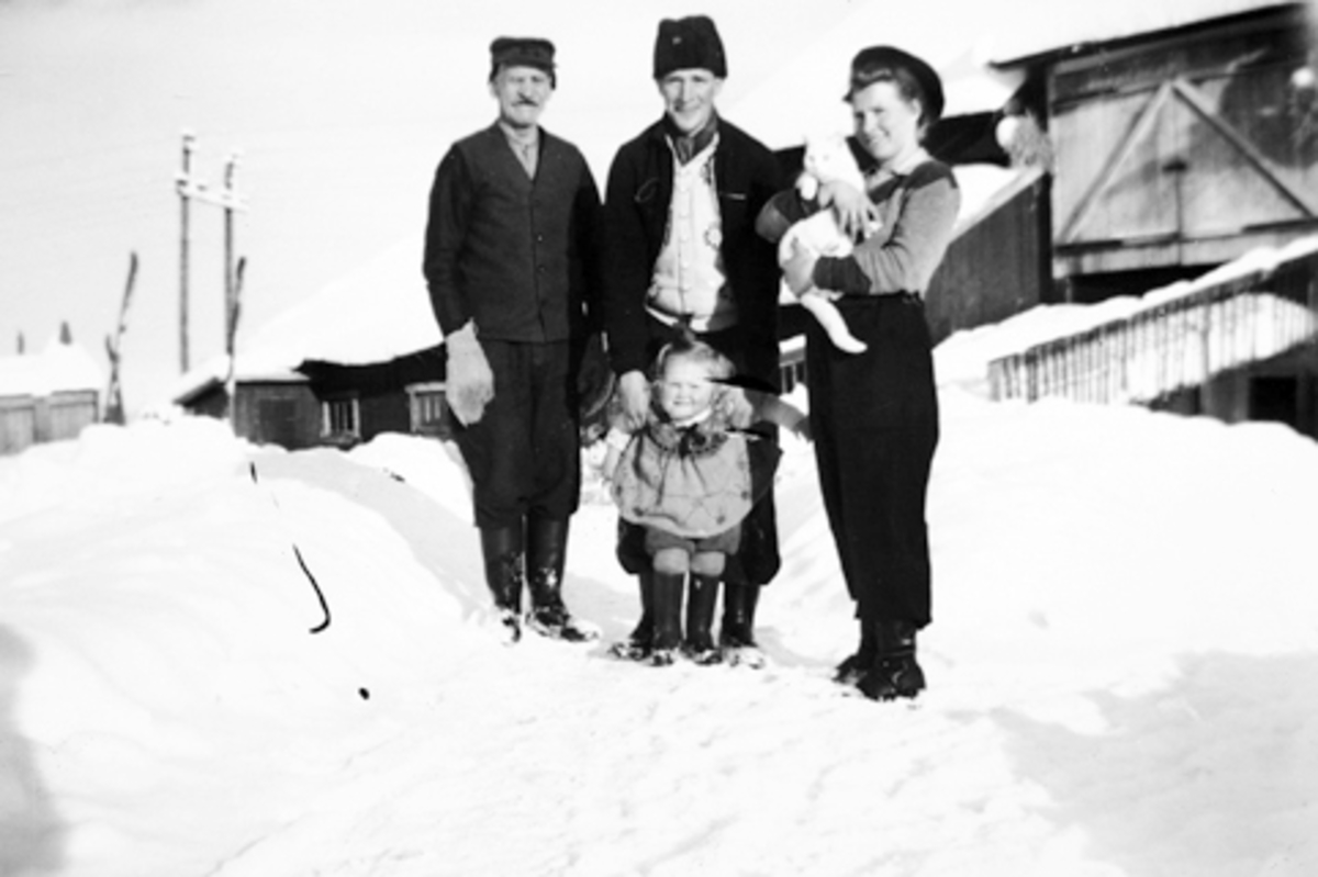 Anno Domkirkeodden, HEGGELUND I STANGE. F. V. JOHAN HEGGELUND, EIVIND AKER, MARGIT HEGGELUND, INGER HEGGELUND. DET GAMLE UTHUSET I BAKGRUNNET BLE REVET I 1953-1954.
