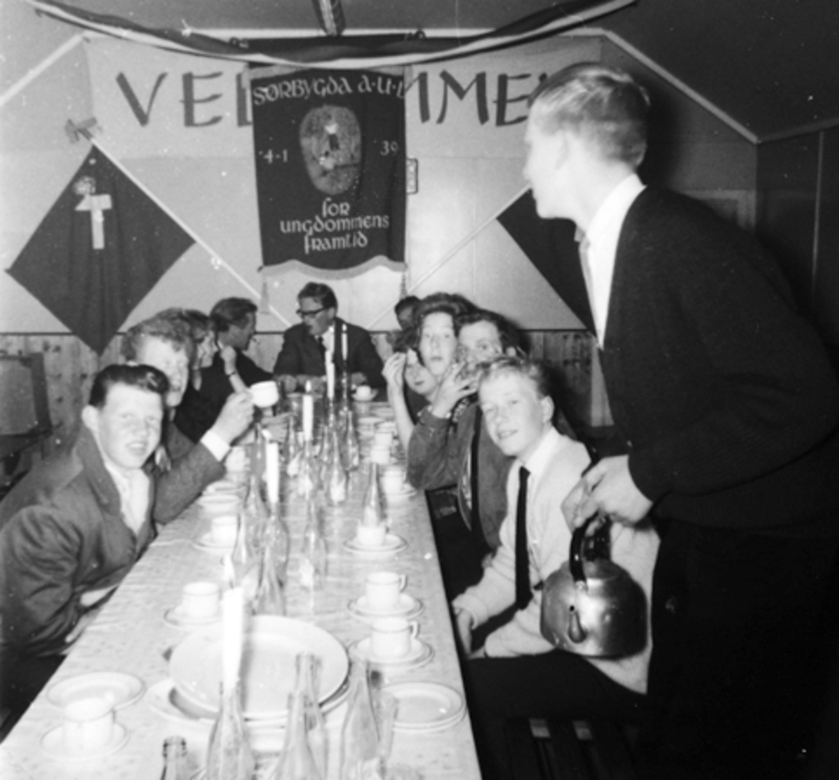 Anno Domkirkeodden, "FRAM" I SØRBYGDA I STANGE. AOF-MØTE. 28. 4. 1962. SVEN HAUGSRUD, TORE JOHANSEN, RAGNHILD HEGGELUND, EYOLF BERG (SPILLEMANN), TOR TJØMØE, FORMANN, AUD STRAND, RAGNHILD MICHELSON, TERJE HAGEN, ÅGE VOLD, ARNE BRÅTHEN. FANE PÅ VEGGEN "SØRBYGDA AUL, FOR UNGDOMMENS FRAMTID"