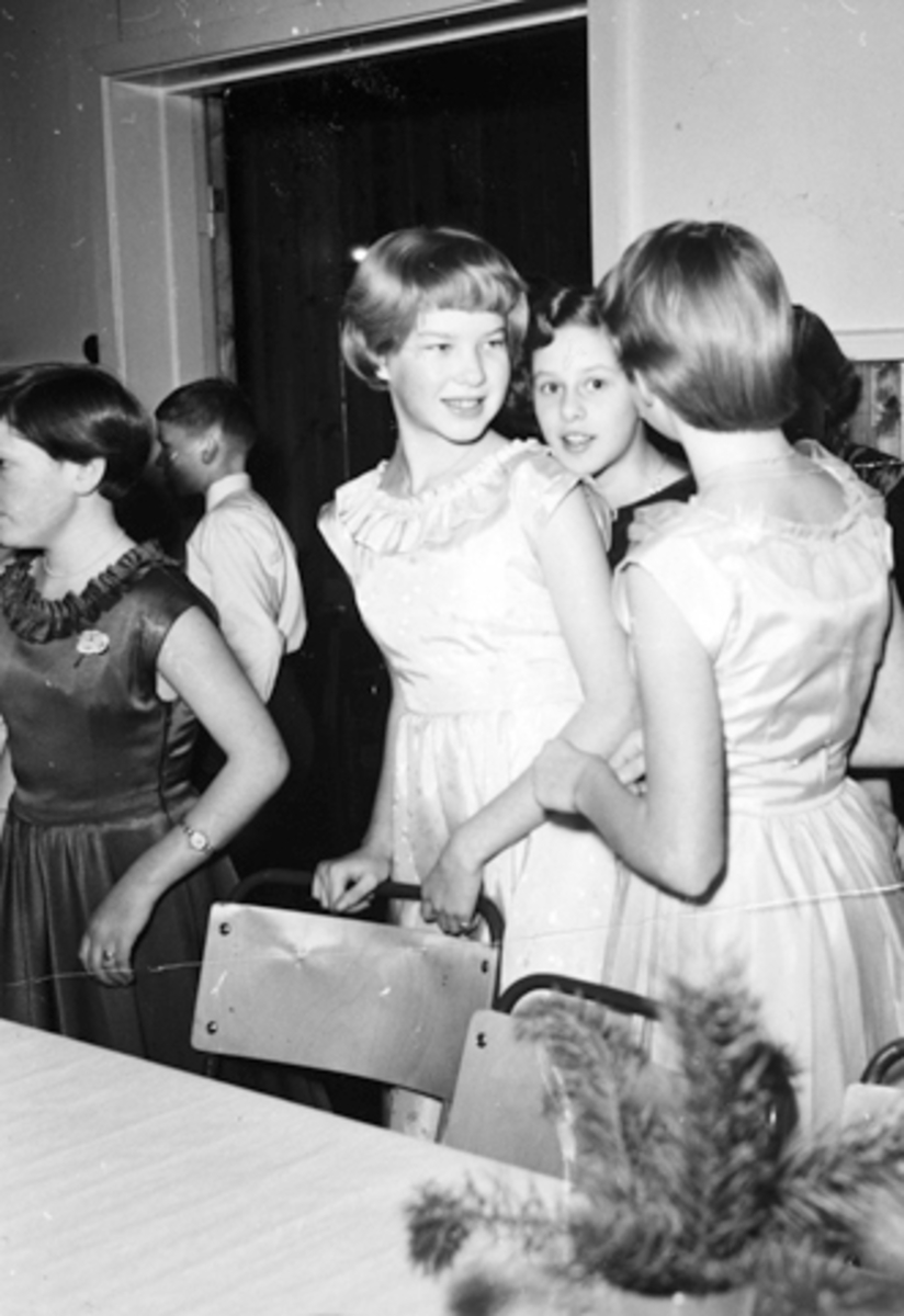 Anno Domkirkeodden, RAGNHILD NYBORGS DANSESKOLE PÅ HERREDSVANG I ROMEDAL, STANGE, CA. 1955. ELIDA BRYHNI, ANNE BERIT DAHLSRUD OG ASTRID BRYNHI. DANSESKOLEBALL.